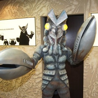 バルタン店長、ついに地球人向け営業開始! 3/14オープン「怪獣酒場」に