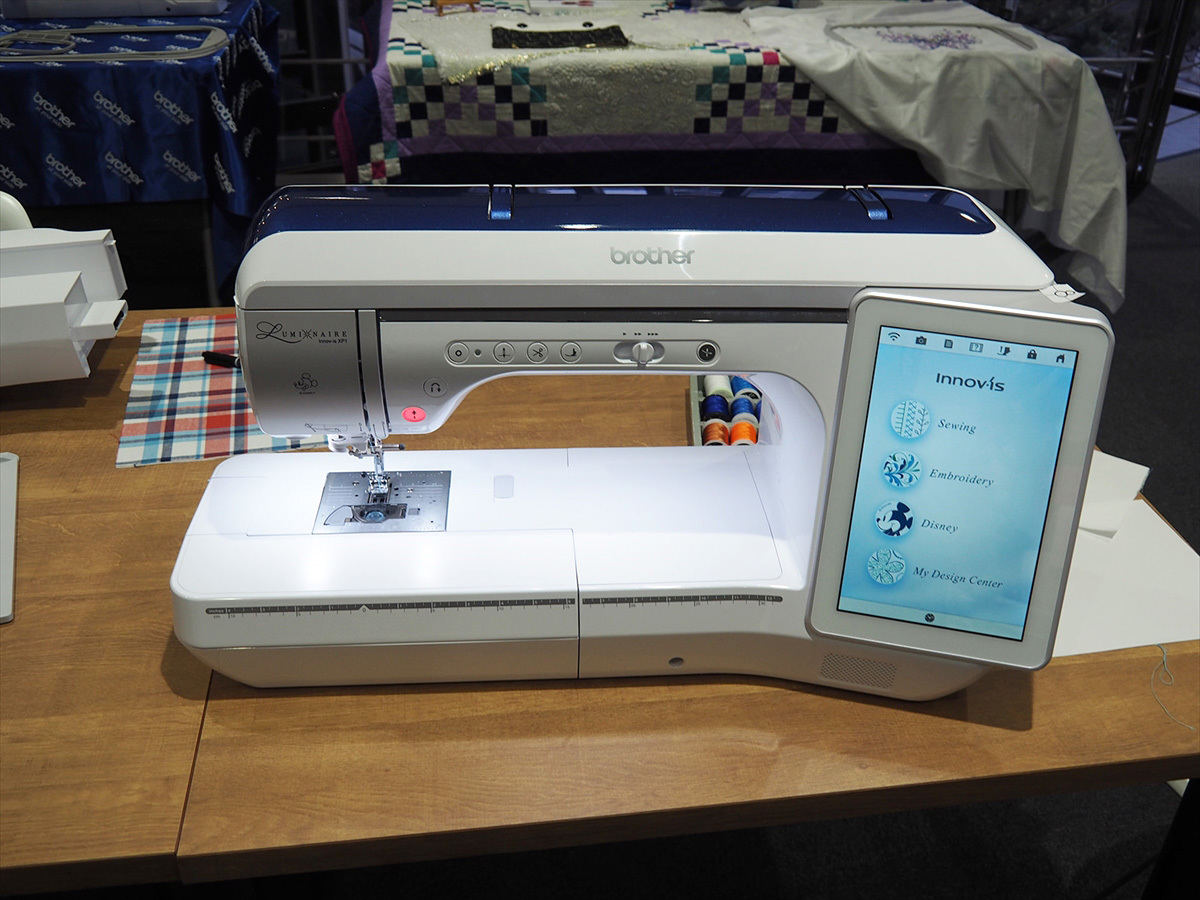 カメラとプロジェクターを搭載した200万円の家庭用ミシンがとにかく