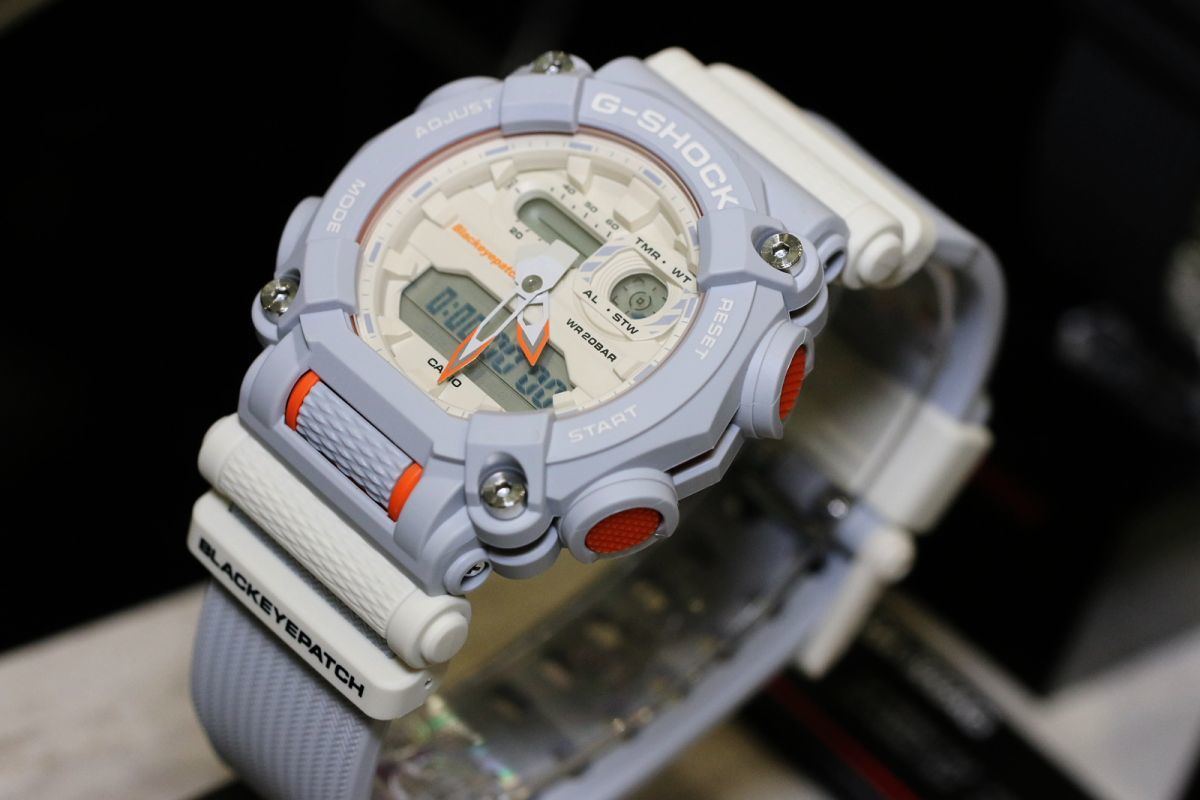 G-SHOCK×BlackEyePatchのコラボ、「GA-900」ワークスタイルモデル
