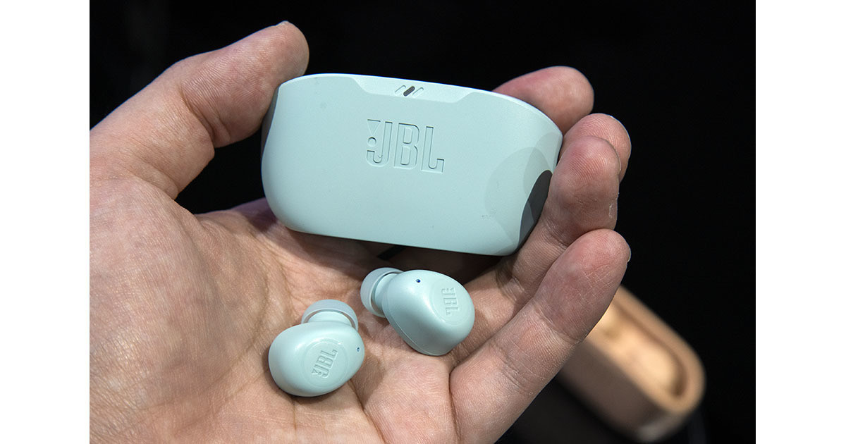 充電ケースのフタがないJBL完全ワイヤレス「WAVE BUDS」参考出展