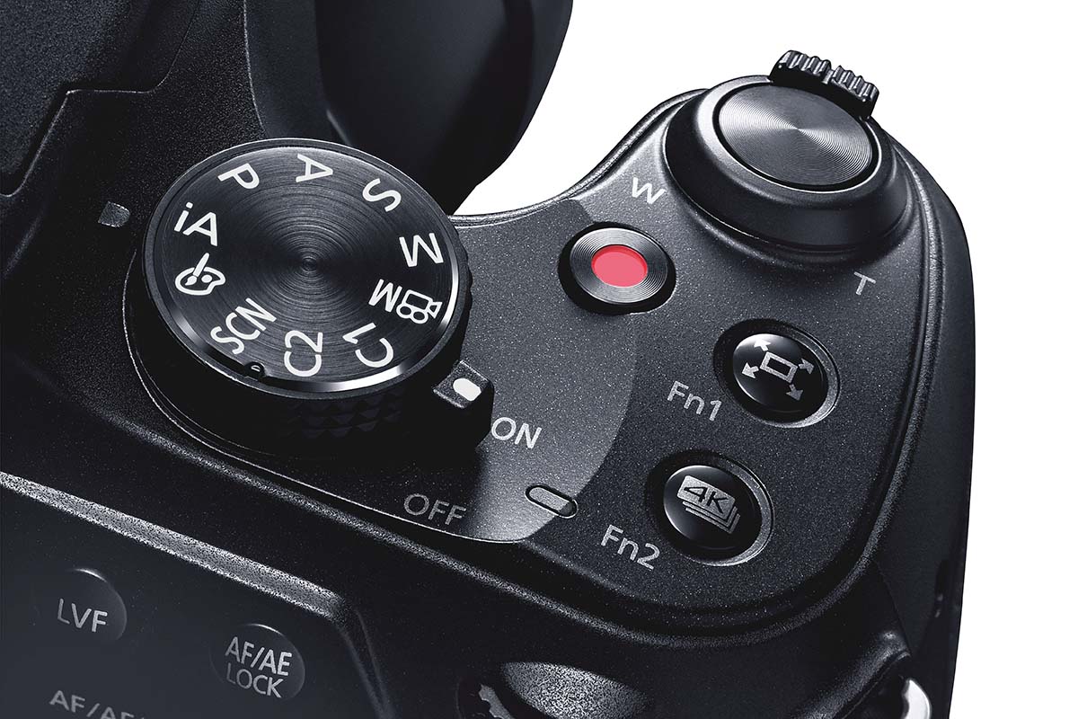 パナソニック、光学60倍ズームデジカメ「LUMIX FZ85D」 EVFや充電