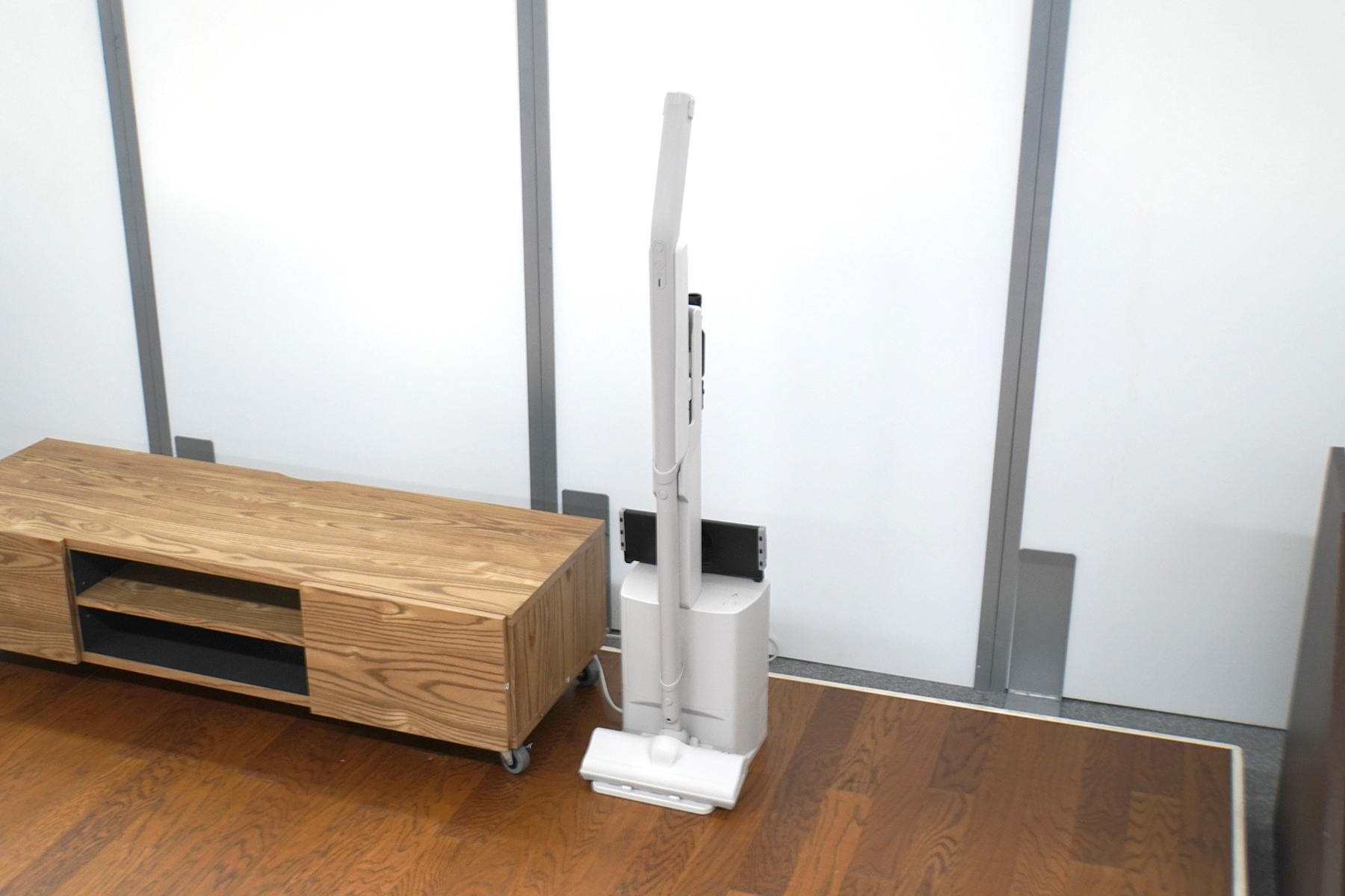 東芝の新コードレス掃除機、どう変わった？ 新搭載のゴミ自動収集