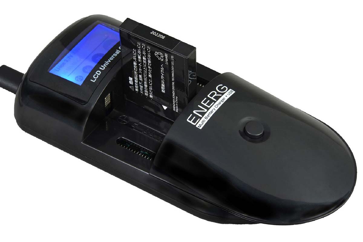 充電器をなくしたデジカメも復活！？ バッテリーパックを差し込んで