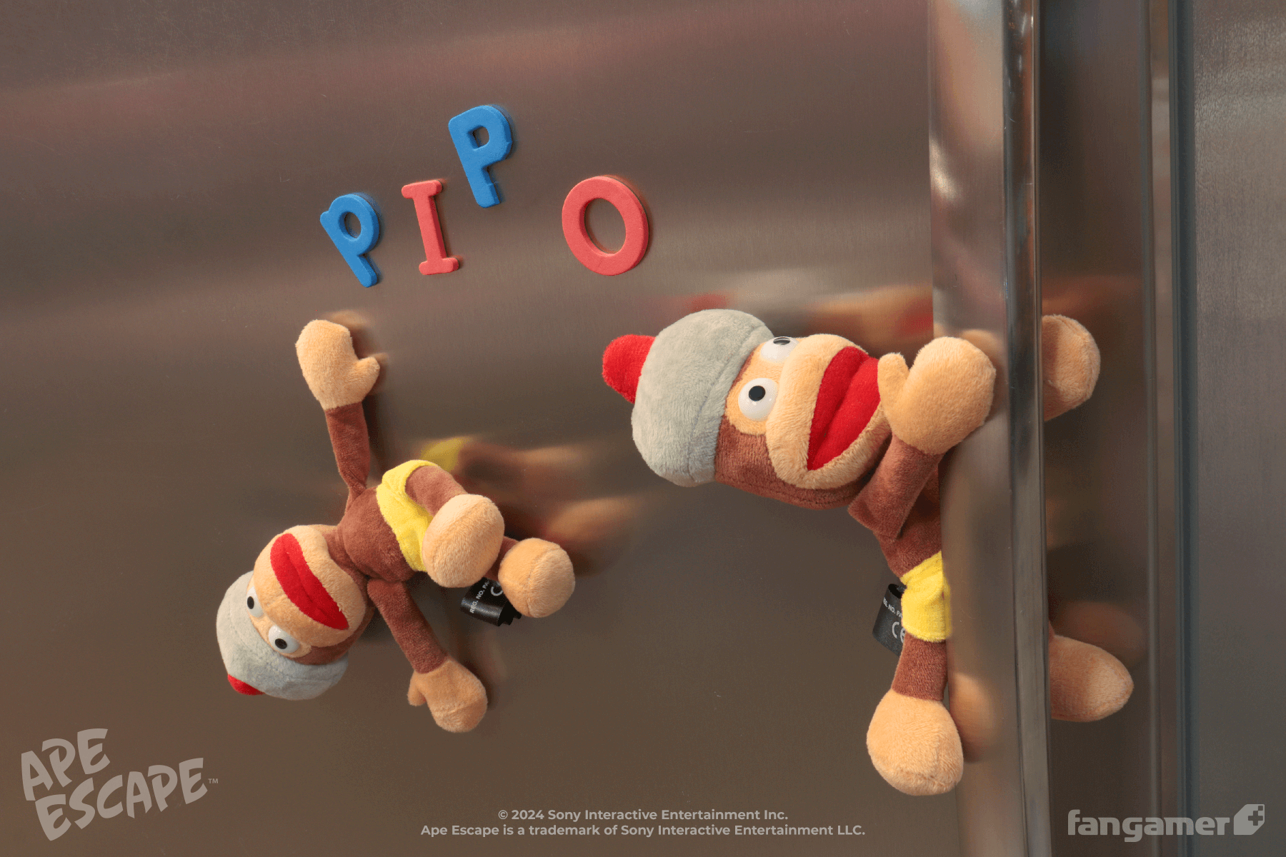 サルゲッチュ』から脱走した「ピポサル」のぬいぐるみが登場。両手に