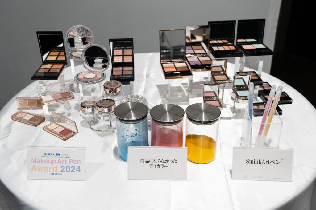 廃棄されるはずの化粧品から生まれたキラキラのボールペンで描く