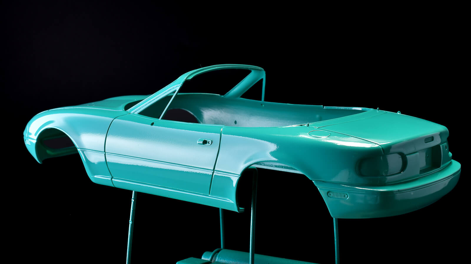 かっこいい明るい緑が塗りたければ、タミヤスプレーの「コバルト