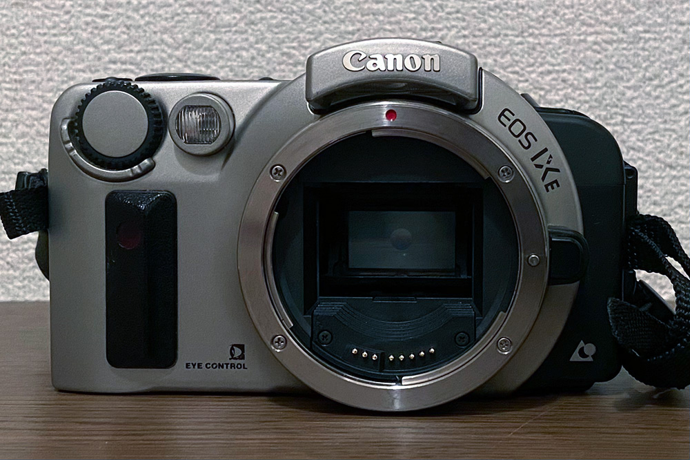 Canon EOS IXE APSフィルム対応の一眼レフカメラ。