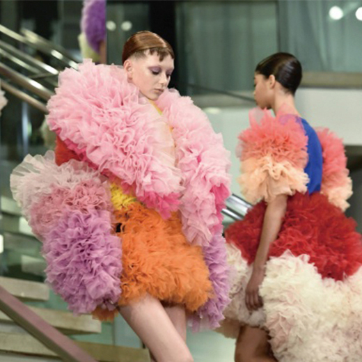 sacai x TOMO KOIZUMI」初コラボ！ フリルをあしらったバッグを発売