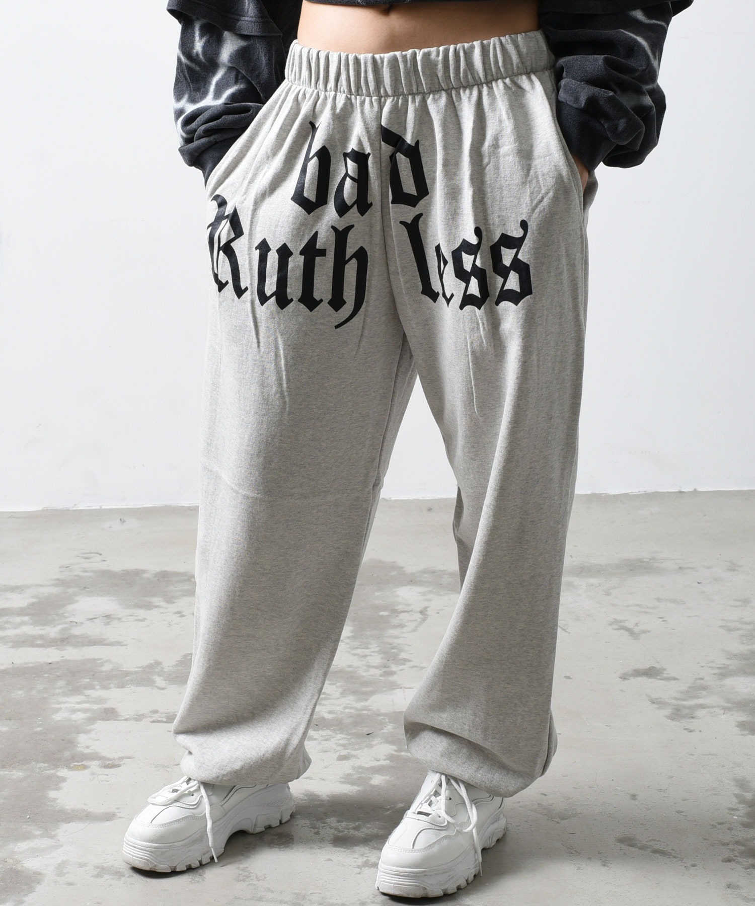 A'GEM/9 × .kom 『.kom/ドットケーオーエム』プリントスウェットパンツ