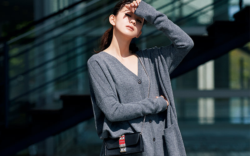 グレーのニットといえば【プラダ｜PRADA】の「名色」Vネック