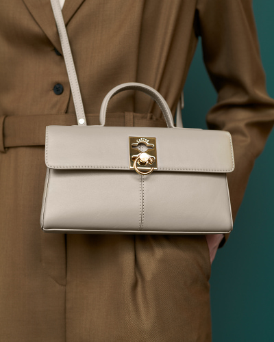 話題の香港発ブランド「カフネ」の人気バッグがトゥモローランド別注