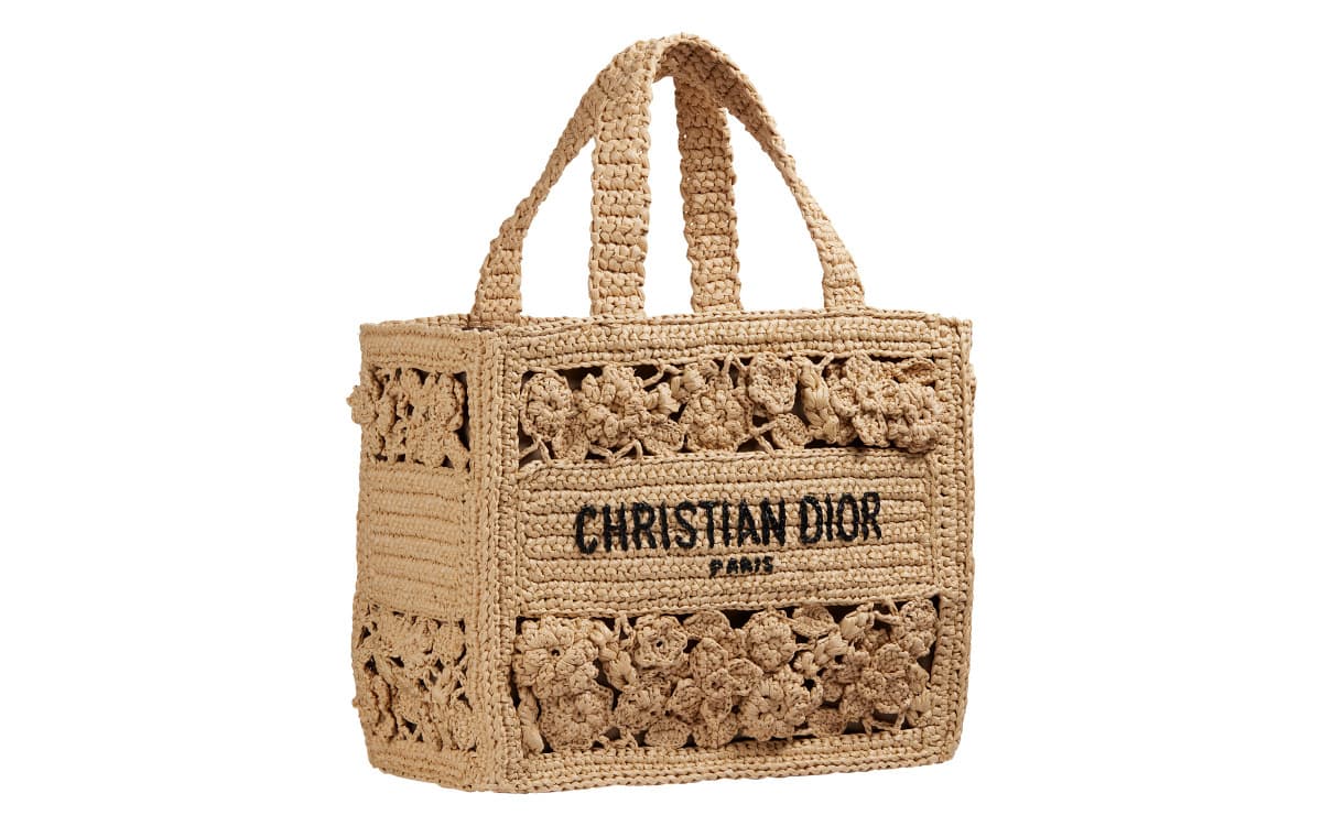 クロシェの花が咲く♡ ラフィア素材の「ディオール ブックトート」が