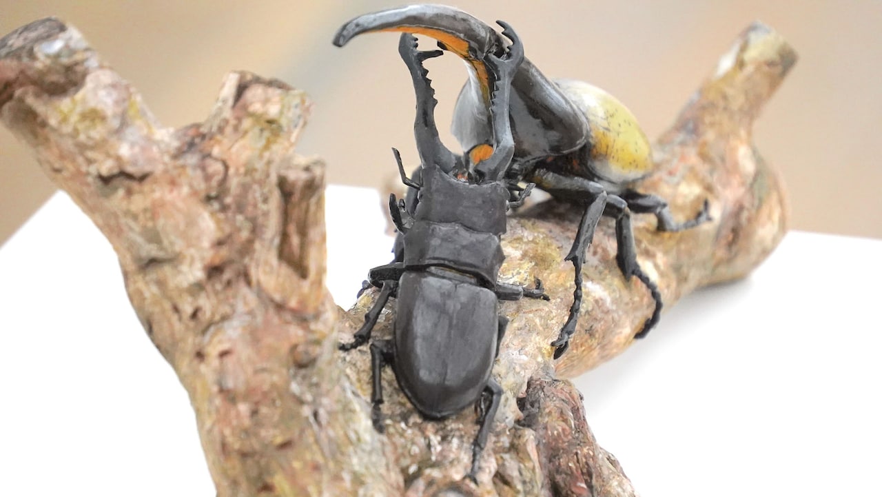 秋川雅史作「木彫ヘラクレスオオカブトとギラファノコギリクワガタ