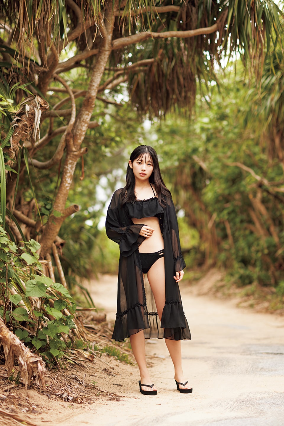 アンジュルム伊勢鈴蘭、本日18歳の誕生日に1st写真集発売「“素”感を