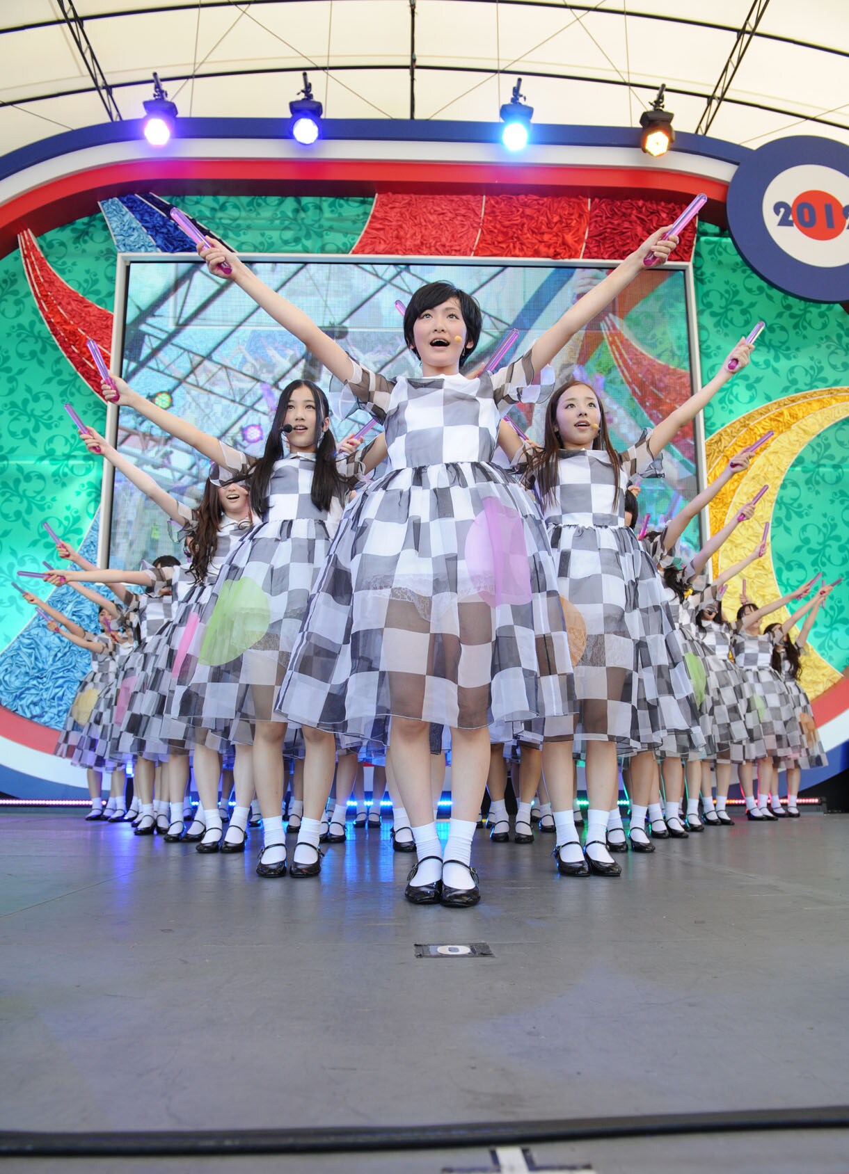 乃木坂46、1周年記念日ライブにメンバー33名勢揃い - 音楽ナタリー