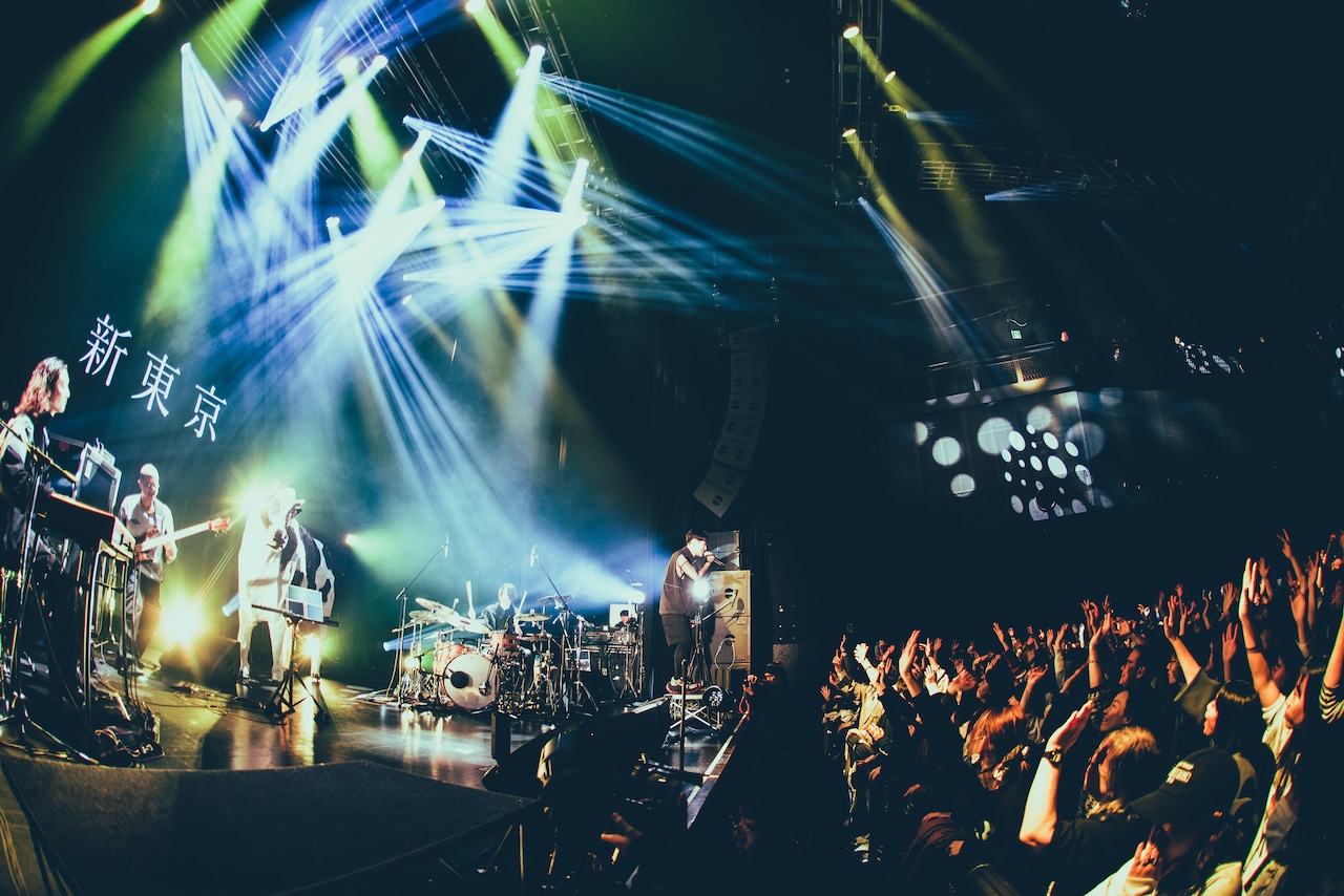 新東京がZepp Shinjukuでにじませた万感の思い「この3年間は間違って