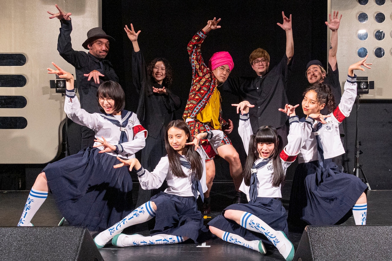 マハラージャンと新しい学校のリーダーズ、独自のパフォーマンスで観客