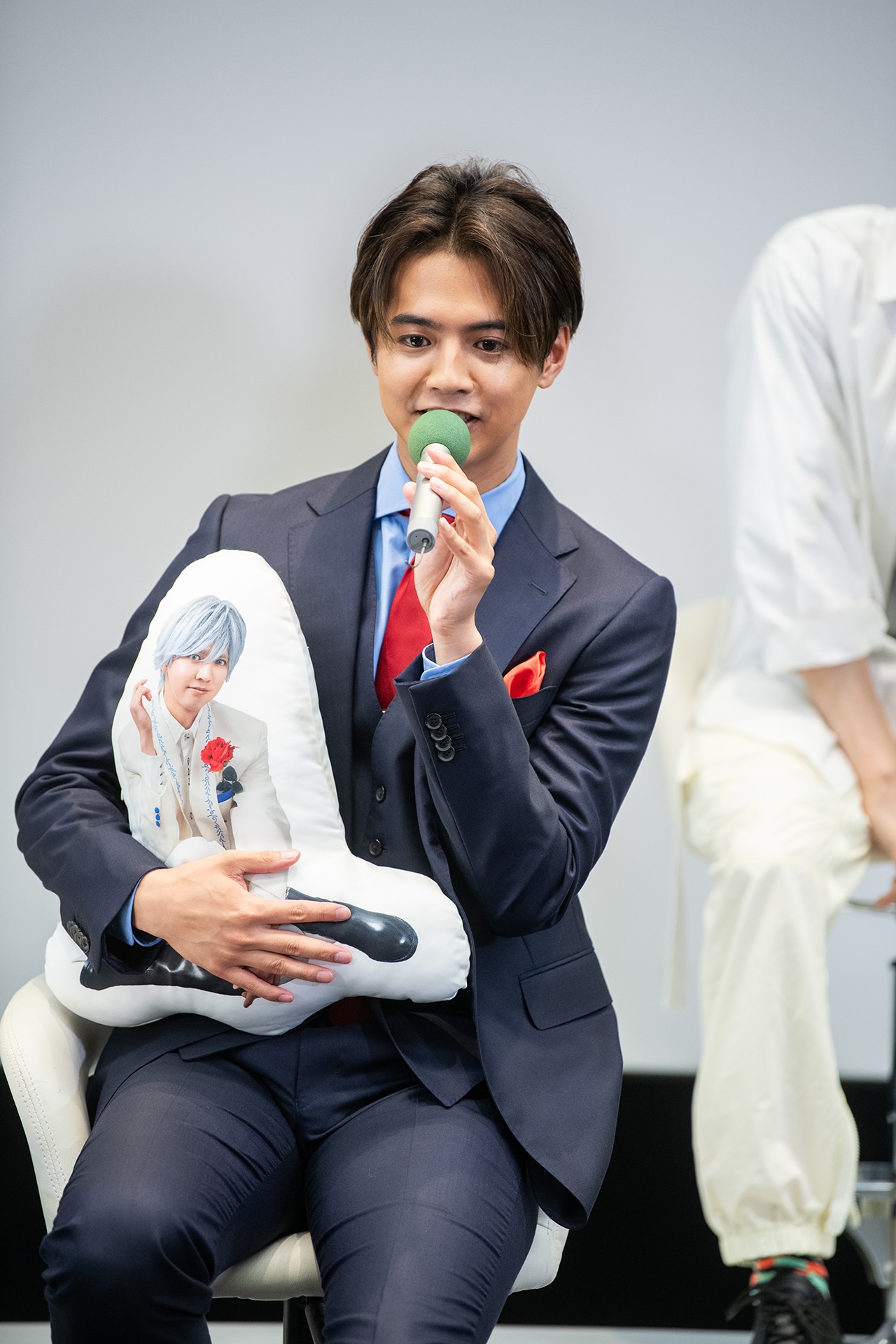 自身が演じる桐生斗真のクッションを抱き締める片寄涼太（GENERATIONS