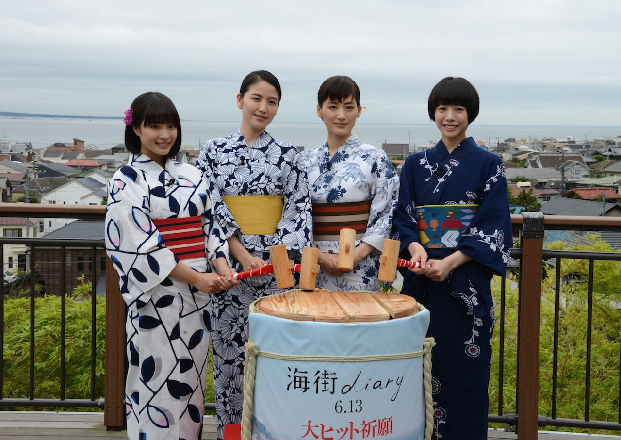 綾瀬はるか、長澤まさみら「海街」4姉妹が涼やかな浴衣姿で鎌倉に登場