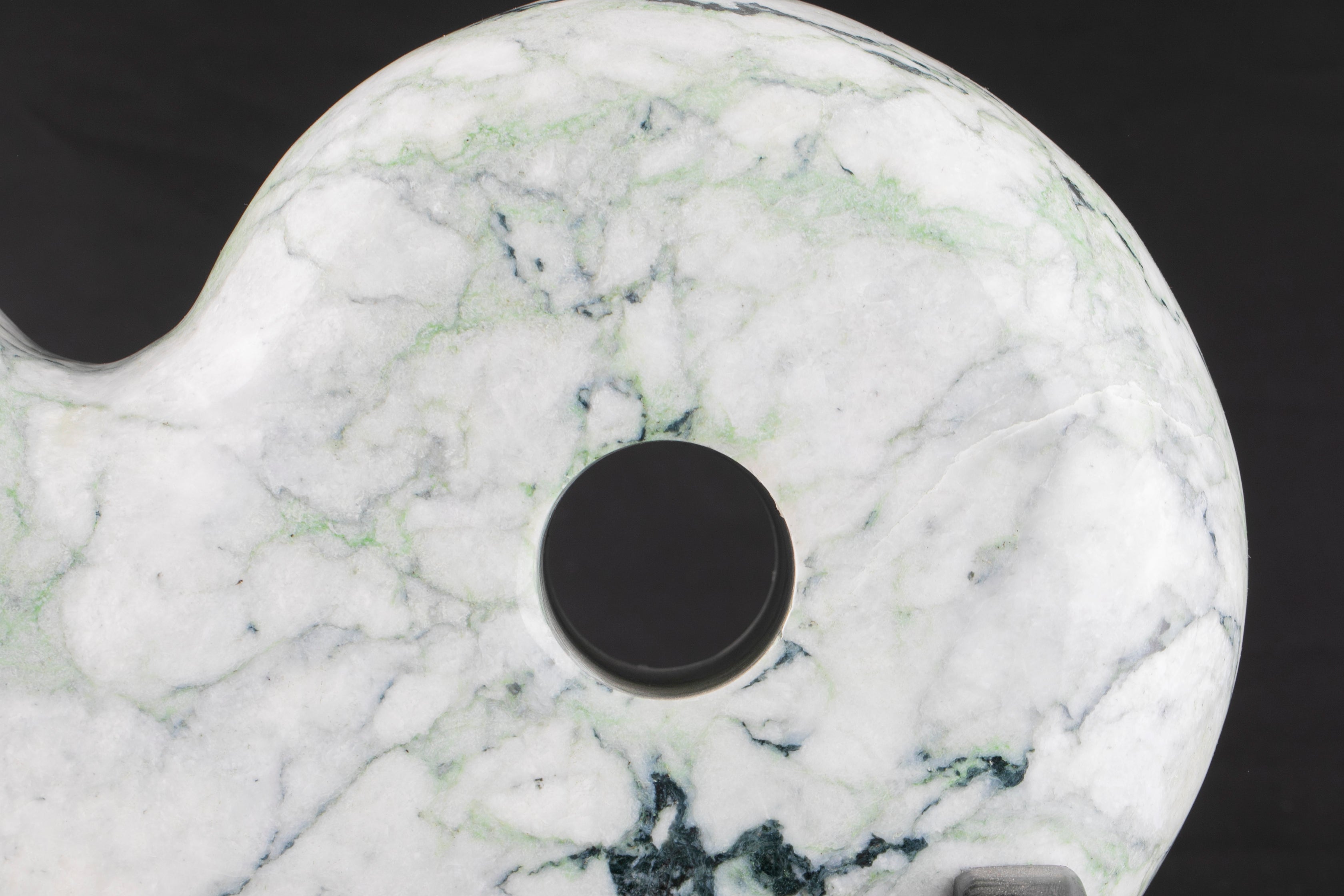 最強のまがたま見参】プレミアム・糸魚川翡翠 勾玉/23.85kg