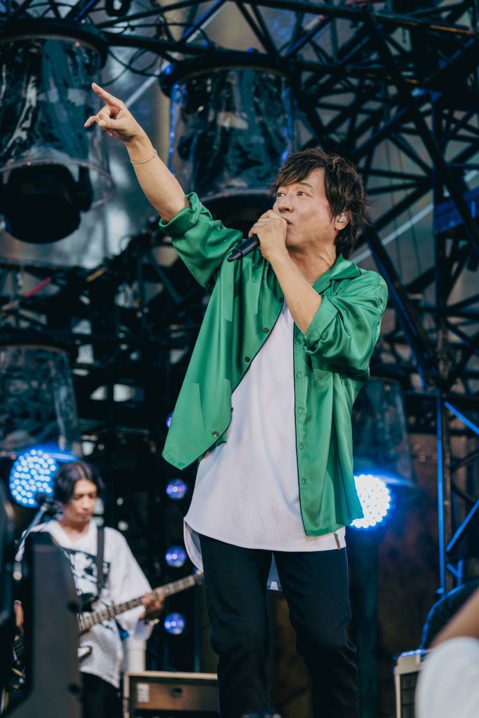 ポルノグラフィティ、デビュー25周年ライヴで見せた、薪をくべ合い