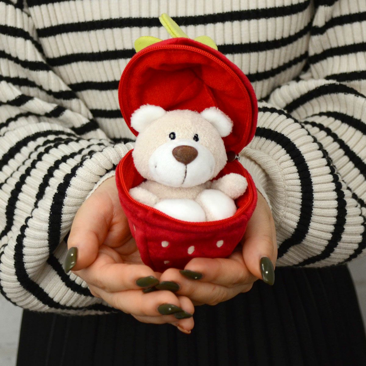 キーリング クラシックベア2024 ベア+イチゴ 13cm／NICI（ニキ