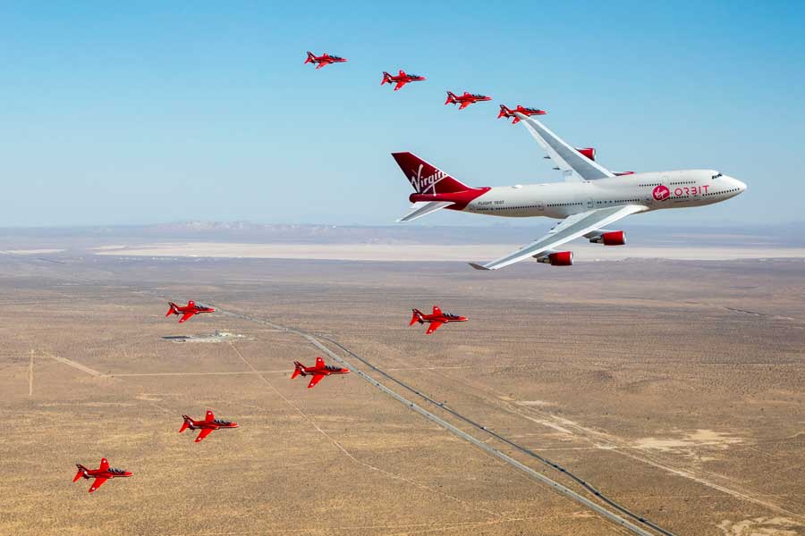 ヴァージンの空中発射ロケット母機 パイロットにイギリス空軍の戦闘機