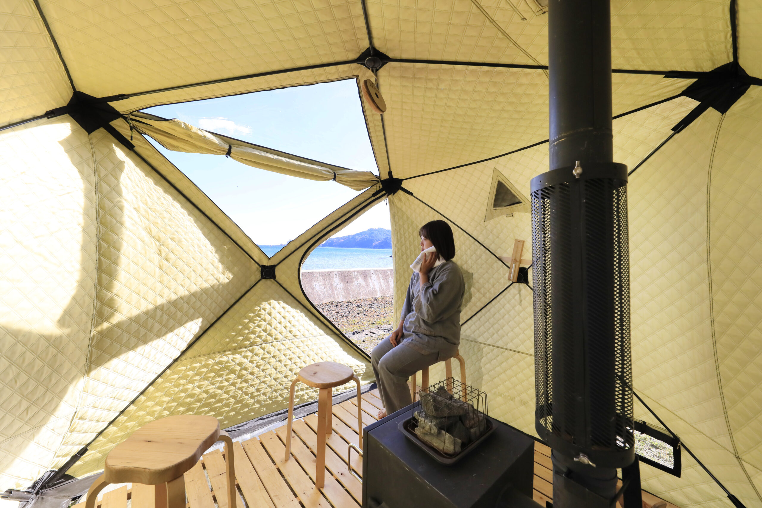 🌊 【海まで数歩、薪ストーブとセルフロウリュを備えたテントサウナ