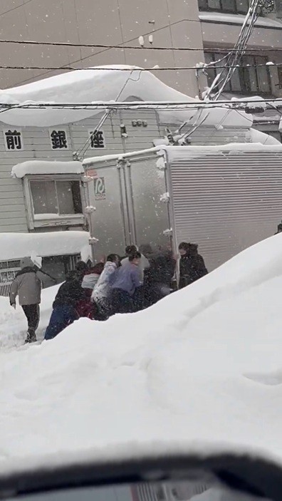 掛け声がねぶたみたい」「雪も溶けるような人の温かさ」 スタックした