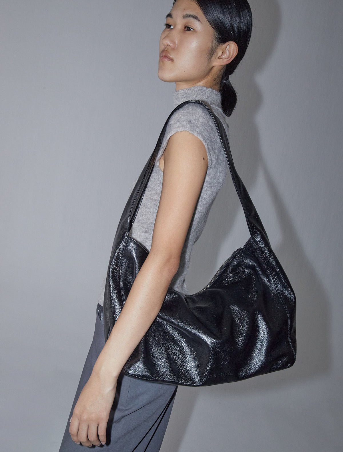 LISA-black large leather bag with a wide handle – paloma wool