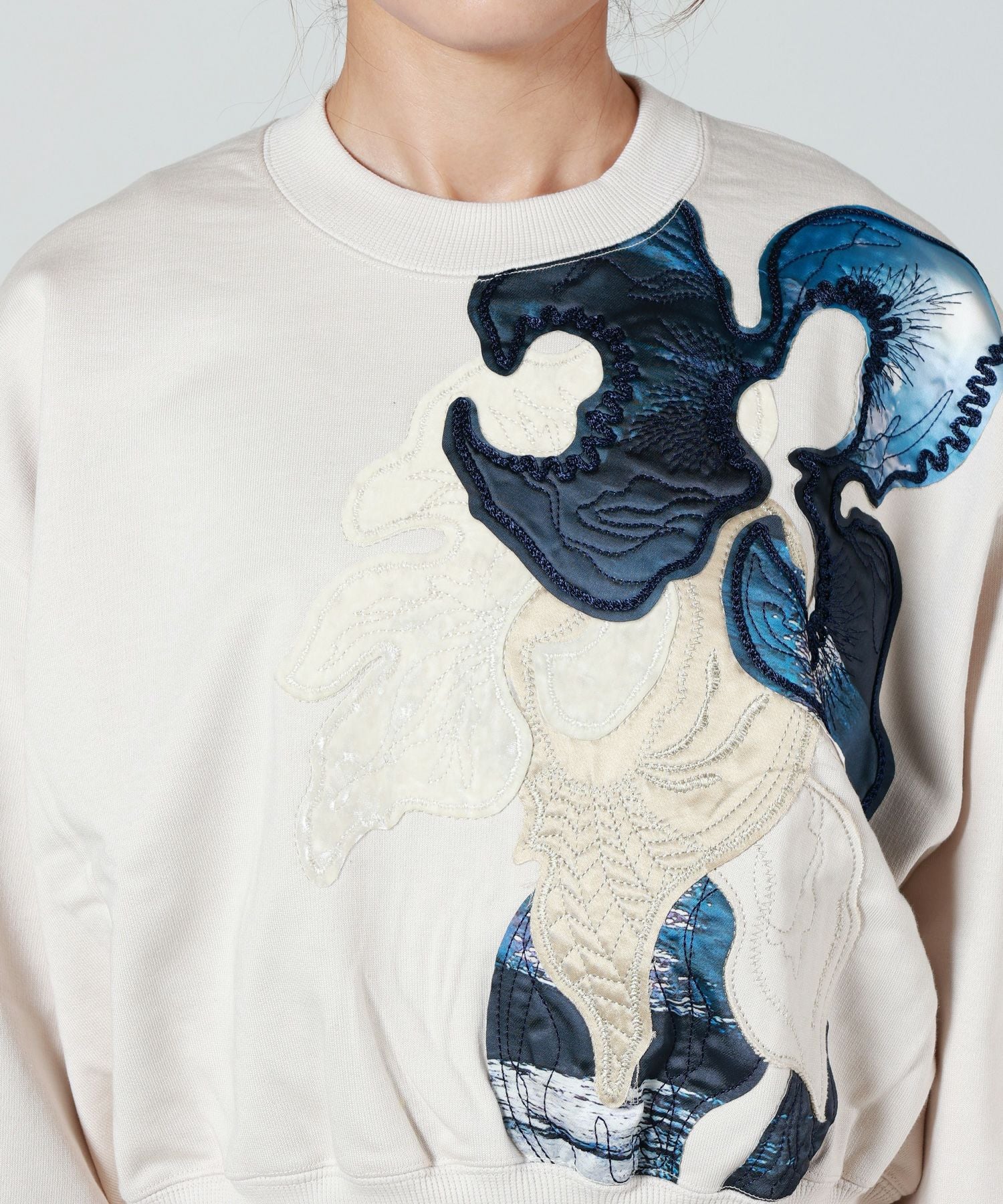 MURRAL(ミューラル)】 Patchwork embroidered sweatshirt｜PARIGOT