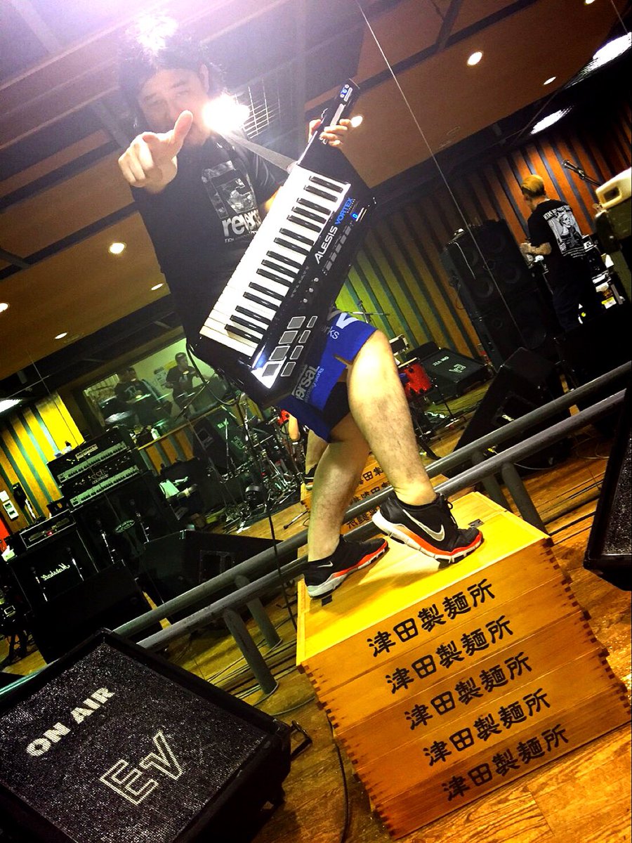 近頃のフロントマンがライブで使うイケてるお立ち台へのホルモンからの