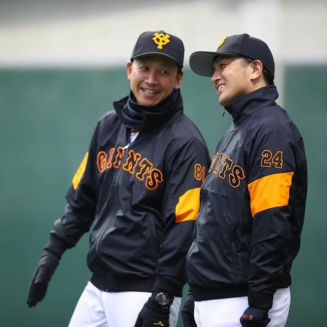 instagram #巨人 #宮崎春季キャンプ 初日 笑顔で練習を見つめる#高橋