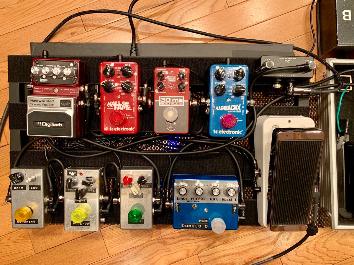 King Gnuの常田大希さんの最新ペダルボードお写真をいただきました