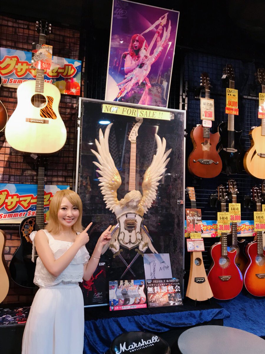 お店の中に高見沢さんのエンジェルギターがあって大興奮！！！！ 世界