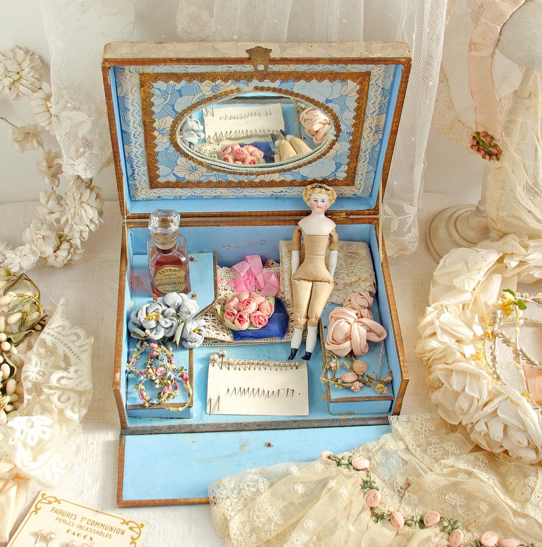 アンティークの子ども用おままごと皿セットが入っていた