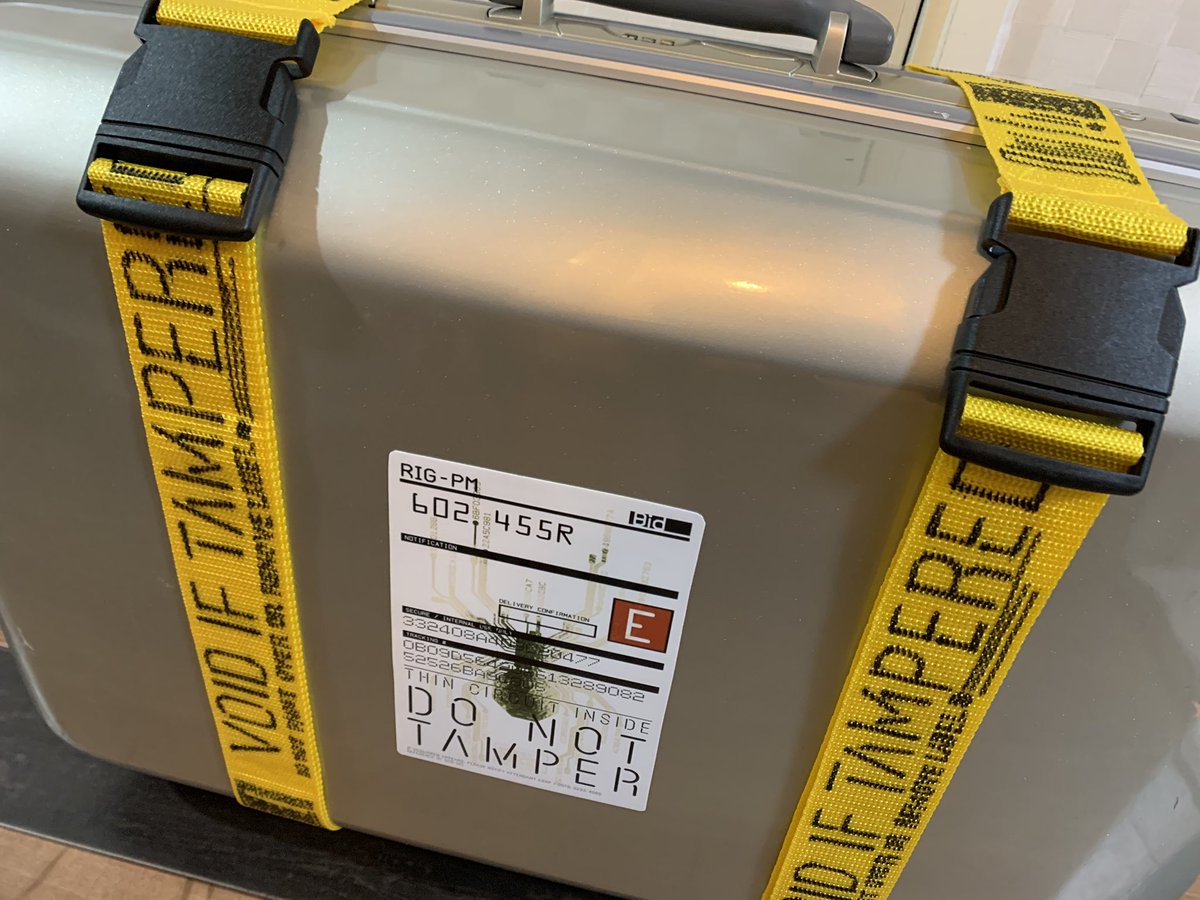 できたよ！！完成です😆 ダメージセンサーテープ風のスーツケース