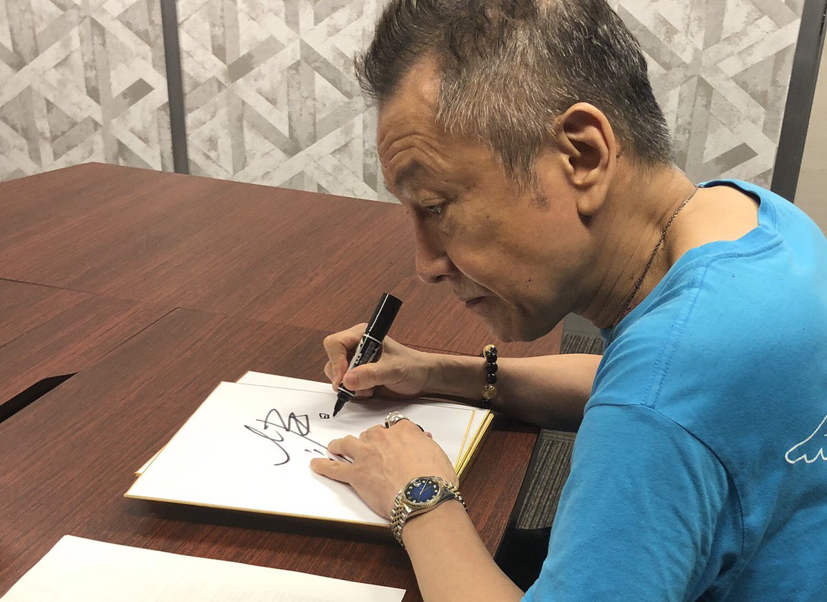 サインを購入してくれた人に、愛を込めてサインを書いてる。中には