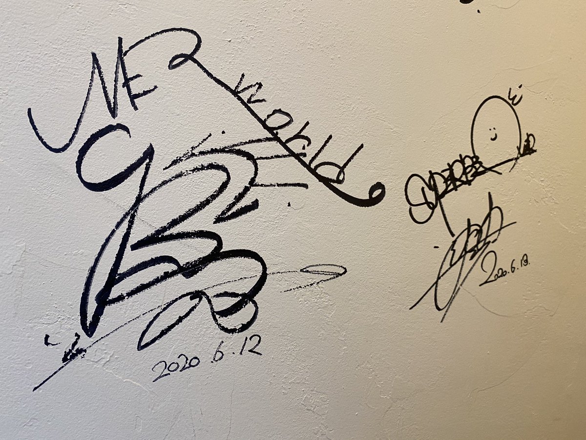 店内にはTAKUYA∞くん、Taka、ぶーやんが来店した時のサイン BGMは常に