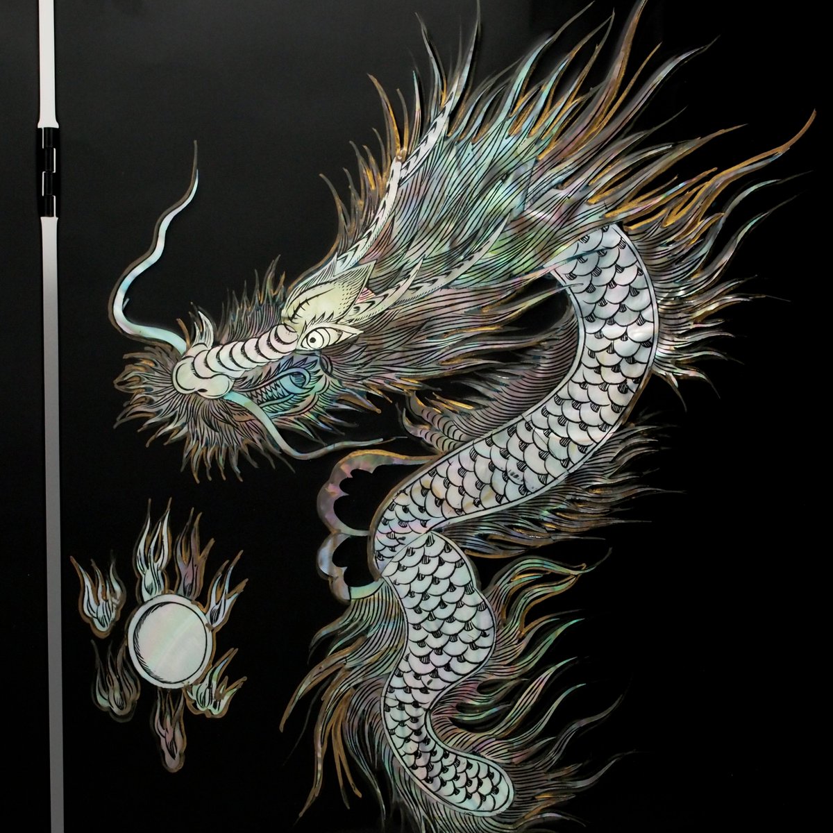 綺麗な貝殻を使った伝統工芸の螺鈿(らでん)細工 当店でもこの見事な龍