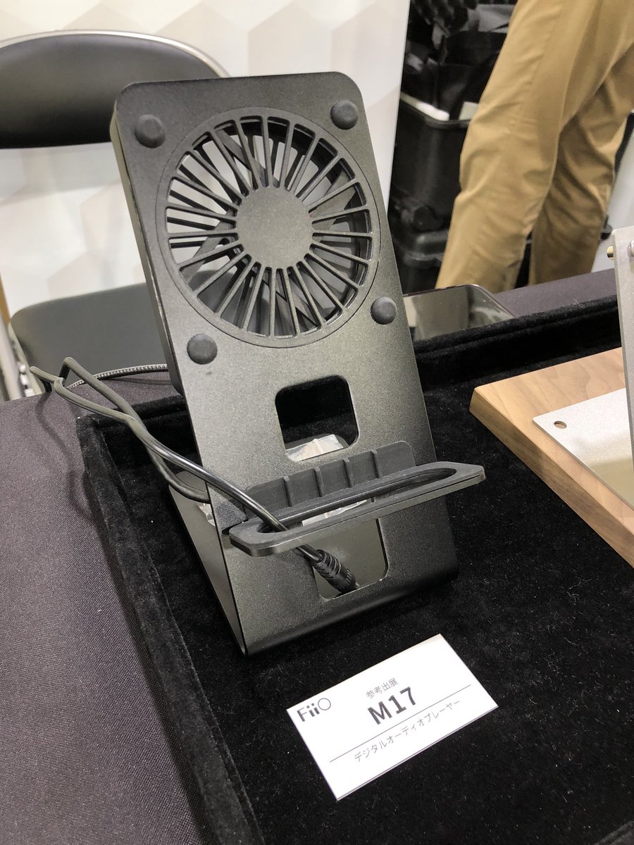 この冷却ファン付きのスタンドはM17に付属品となる予定とのことです