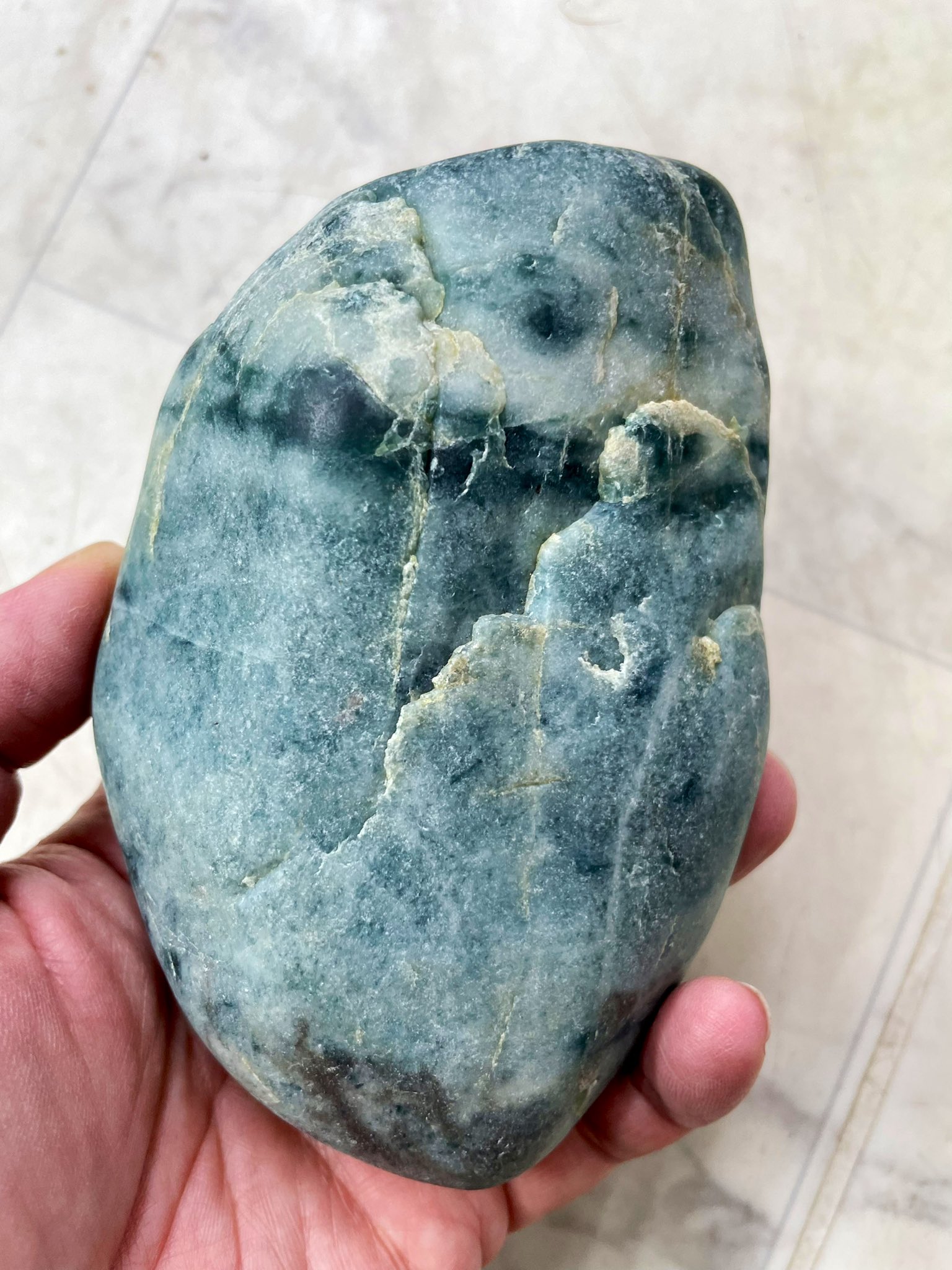 糸魚川ひすい極上海石 67g 翡翠 鉱物標本 コン沢 水石 根付 糸魚川翡翠