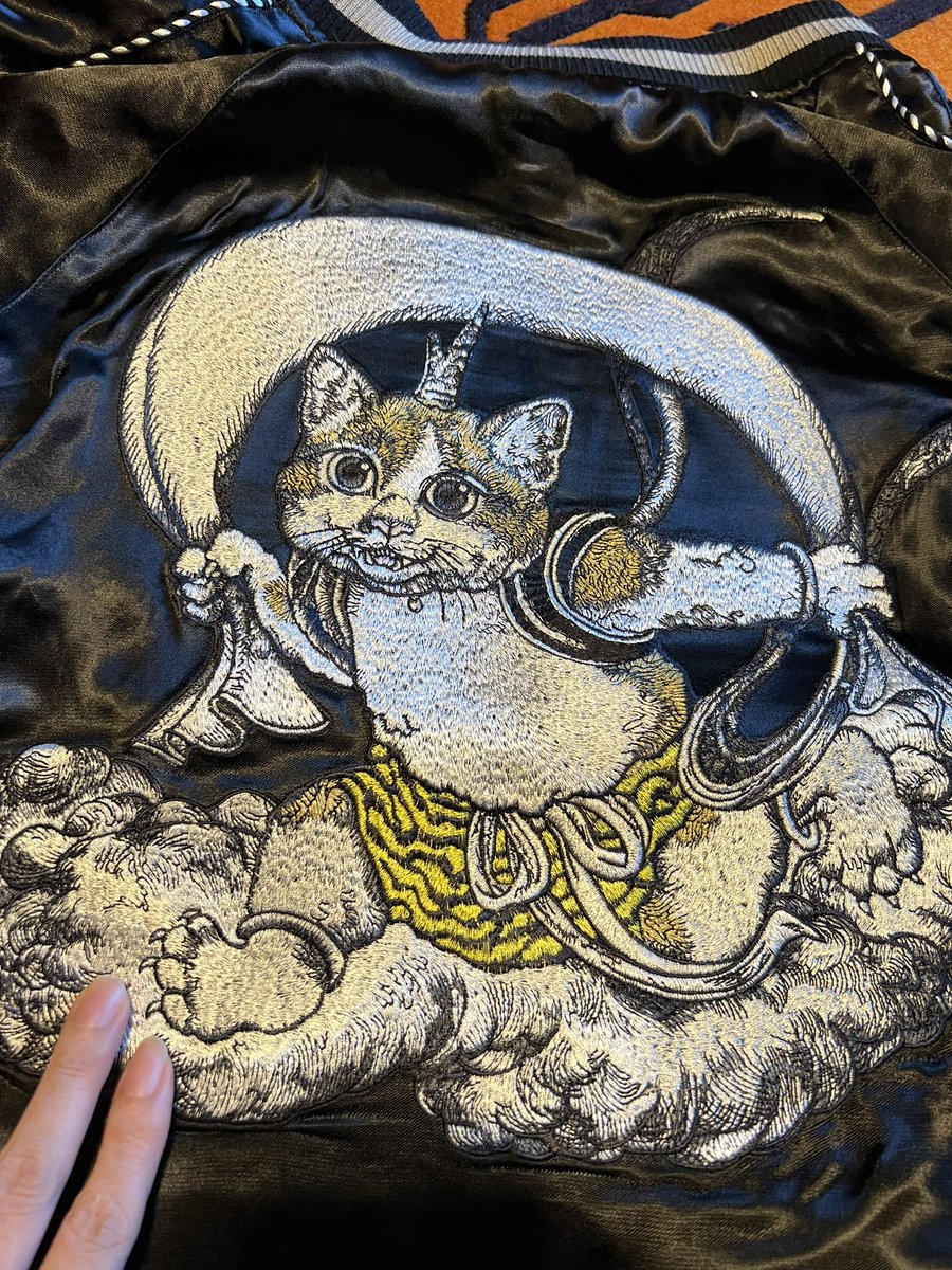 念願のスカジャンが完成しまして、店舗では先に販売が始まっている