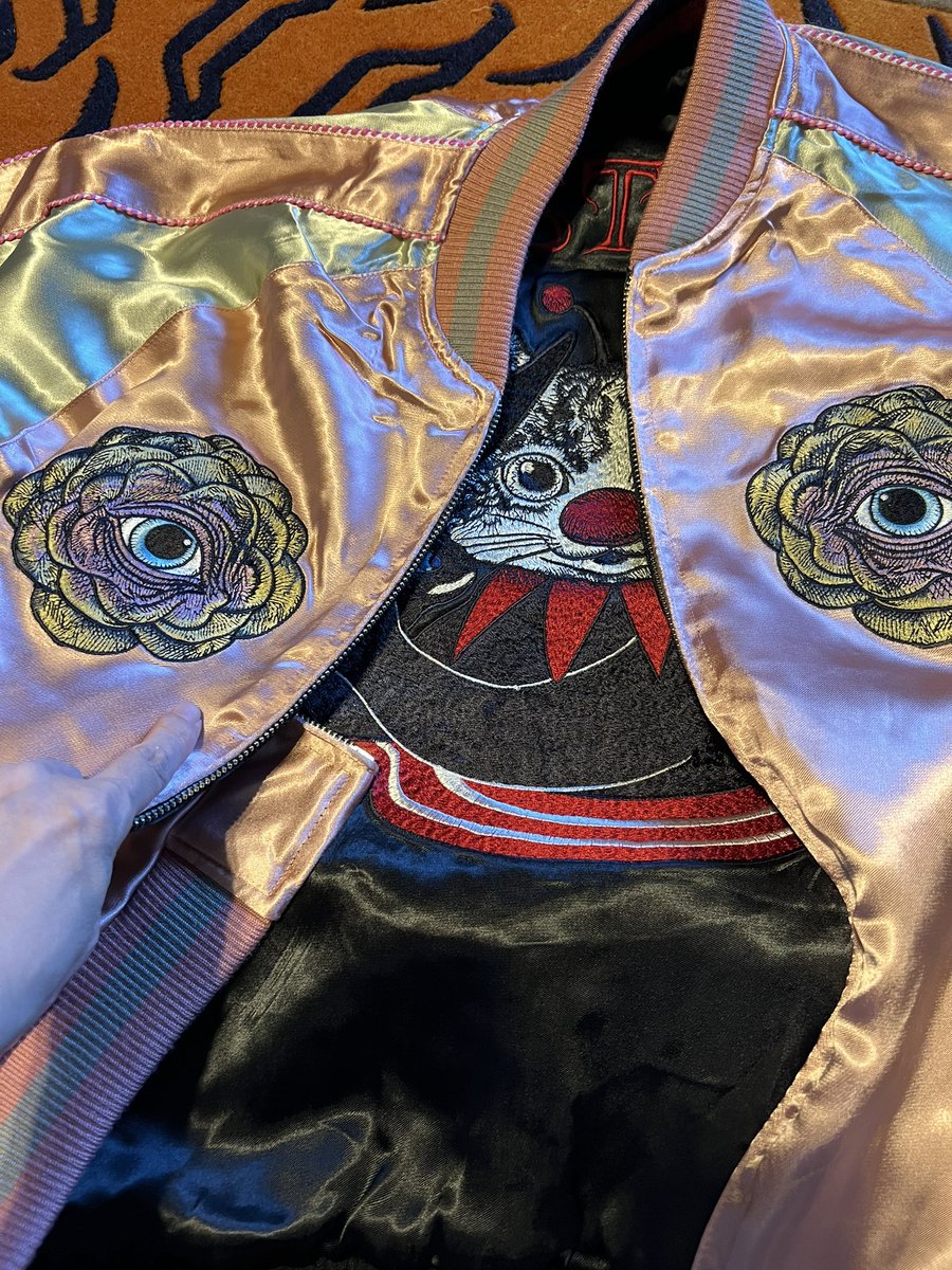 念願のスカジャンが完成しまして、店舗では先に販売が始まっている