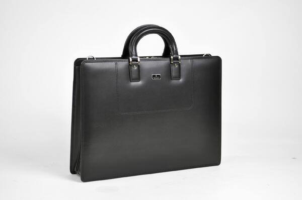 主人公半沢直樹が奥様からプレゼントされたのが、そのカバンです