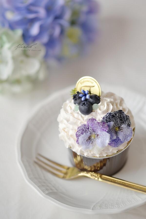 生クリームたっぷりのカップケーキにスミレの砂糖漬けをそえました