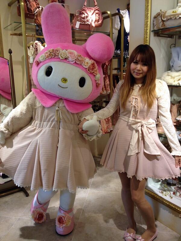 静岡109店、マイメロちゃんとお揃いのワンピを着て頂いているお客様と2