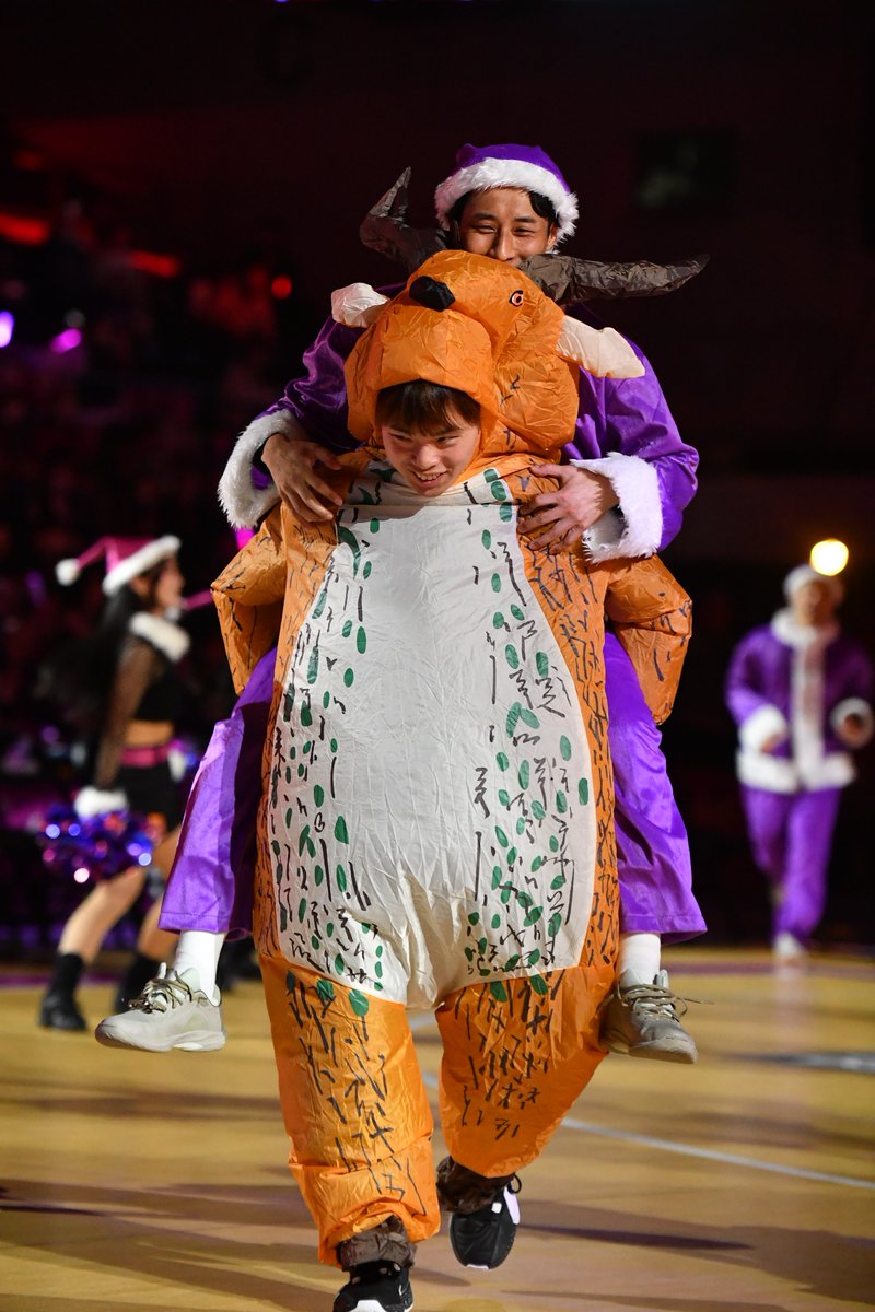 本日も選手たちにはクリスマスにちなんだ衣装で入場してもらいます