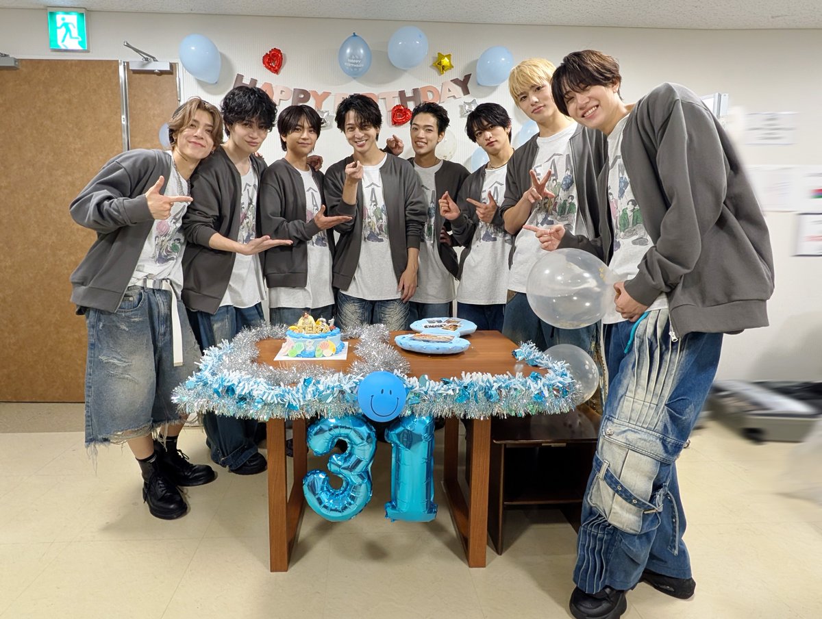 これ、着てるのツアーグッズのジップアップカーディガンですよね