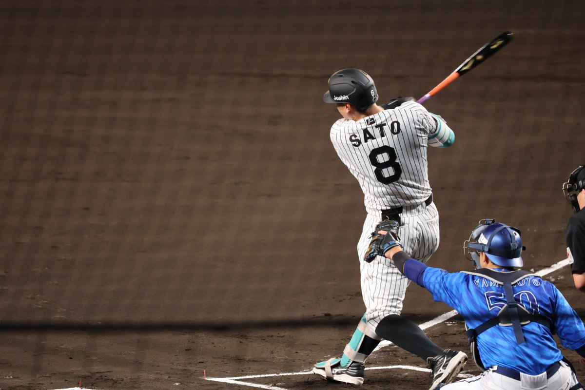 佐藤輝明ツーベースの瞬間を高画質で